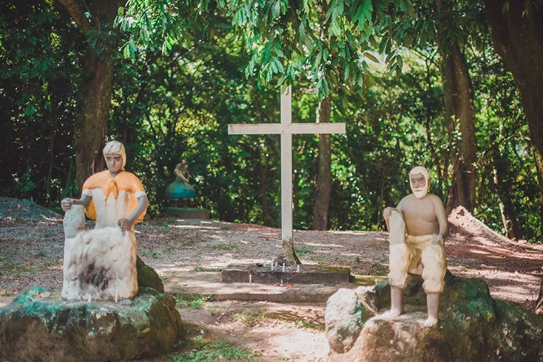 Espaço sagrado com imagens dos Orixás